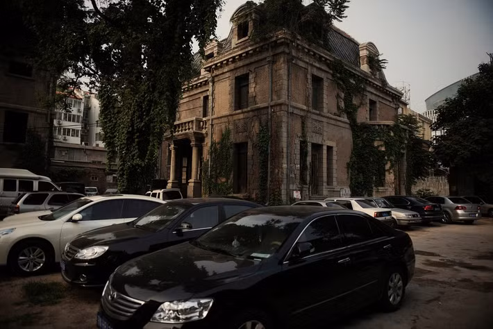 Kể từ đây, dân gian lưu truyền những câu chuyện ma quái, kỳ bí về ngôi nhà số 81 Triều Nội.