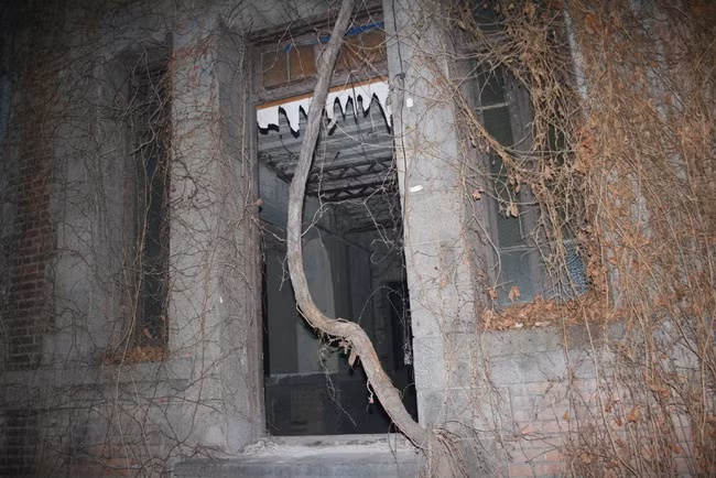 Không ai biết vì lý do gì mà người vợ treo cổ tự sát trong ngôi nhà trên.