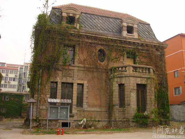 Một trong những câu chuyện nổi tiếng nhất về ngôi nhà số 81 Triều Nội nói về cái chết của một phụ nữ. Người này là vợ của một quan chức từng sống trong căn nhà này.