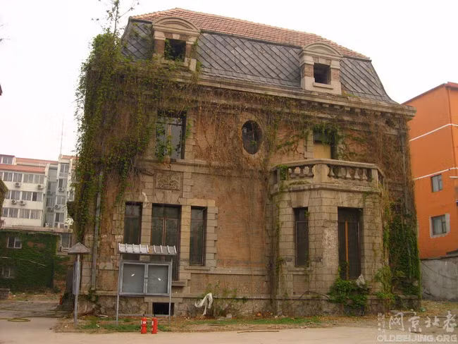 Một trong những câu chuyện nổi tiếng nhất về ngôi nhà số 81 Triều Nội nói về cái chết của một phụ nữ. Người này là vợ của một quan chức từng sống trong căn nhà này.