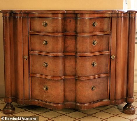 Nhà soạn nhạc và nhà viết kịch nổi tiếng người Mỹ Cole Porte sống tại khách sạn Waldorf Astoria từ năm 1934 - 1964. Trong ảnh là một tủ gỗ được ông Porte sử dụng. Nó dự định được bán với giá từ 800 - 1.200 USD.