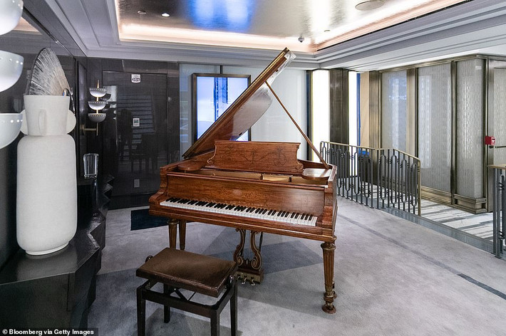 Đây là cây đàn piano từng được nhà soạn nhạc Porte sử dụng để chơi nhạc. Nó cũng có tên trong danh sách những món đồ được khách sạn Waldorf Astoria đem bán đấu giá.