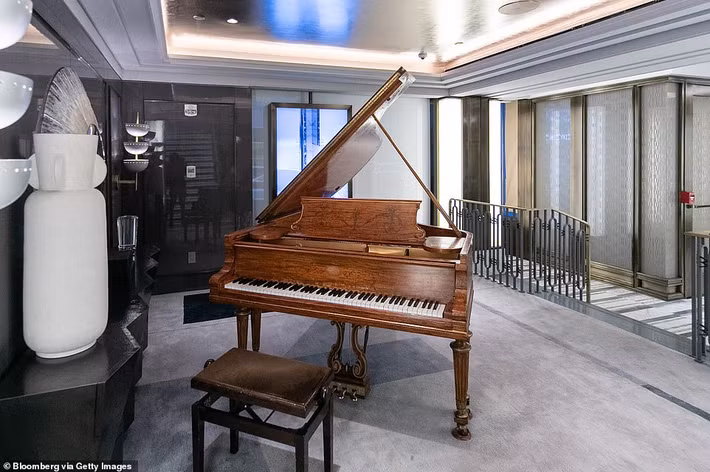 Đây là cây đàn piano từng được nhà soạn nhạc Porte sử dụng để chơi nhạc. Nó cũng có tên trong danh sách những món đồ được khách sạn Waldorf Astoria đem bán đấu giá.