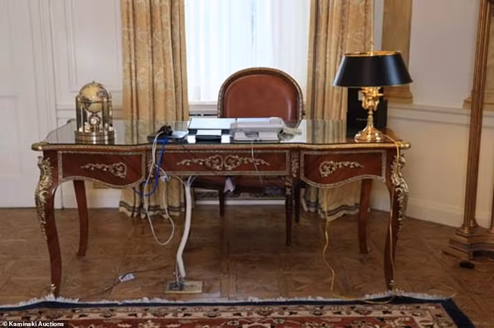 Phòng tổng thống ở tầng 35 của khách sạn Waldorf Astoria là nơi nhiều ông chủ Nhà Trắng sử dụng kể từ thời Herbert Hoover. Chiếc bàn làm việc này cũng được đem bán đấu giá.