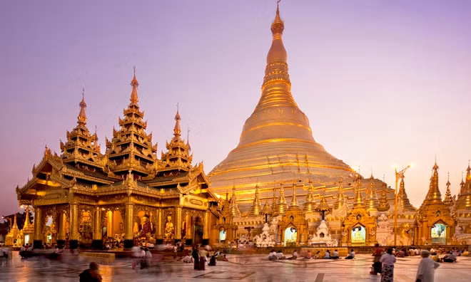 Là một trong những ngôi chùa đẹp nhất thế giới, chùa Shwedagon ở thành phố Yangon, Myanmar thu hút hàng ngàn Phật tử, du khách ghé thăm chiêm bái và chiêm ngưỡng vẻ đẹp cổ kính, tráng lệ. Một trong những điều thu hút du khách là ngôi chùa có bảo tháp dát vàng, kim cương.