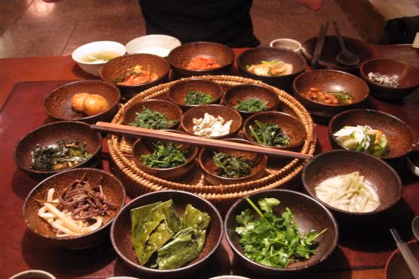 Trên thực tế, người Bhutan vẫn ăn thịt cá. Những thực phẩm này được chính phủ Bhutan nhập khẩu từ các nước trên thế giới.