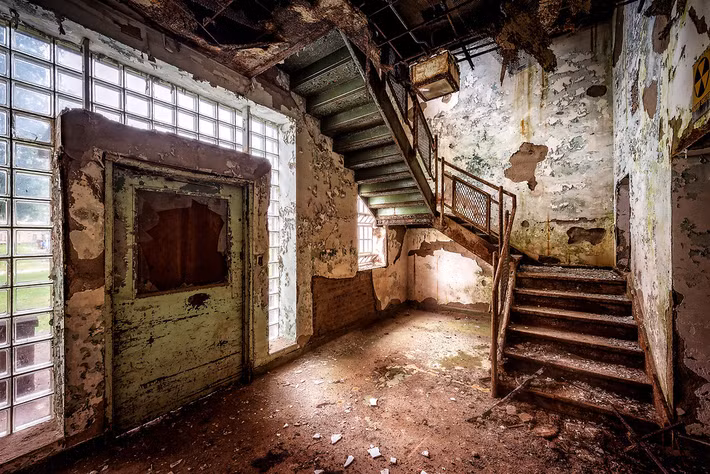 Thậm chí, thỉnh thoảng bệnh nhân bị bỏ đói hoặc không được điều trị đúng cách. Rùng rợn hơn, một số bác sĩ tiến hành những thử nghiệm nguy hiểm trên cơ thể bệnh nhân khiến không ít người tử vong. Theo đó, hàng trăm bệnh nhân qua đời tại Bệnh viện Trans-Allegheny Lunatic Asylum trước khi nơi này đóng cửa vào năm 1994.