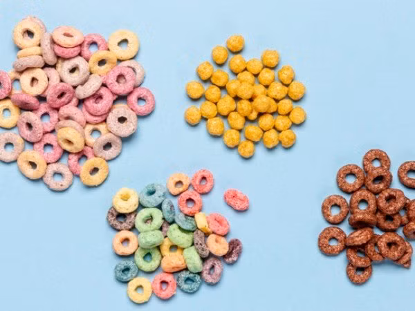 9. Ngũ cốc: Những loại ngũ cốc có chất làm ngọt nhân tạo có thể ảnh hưởng đến lượng đường trong máu của bạn và thực sự khiến bạn đói hơn. Các chuyên gia nói rằng điều này có thể là do hương vị ngọt ngào mà không chứa calo của ngũ cốc khiến cơ thể bạn sẽ thèm calo và đói hơn.