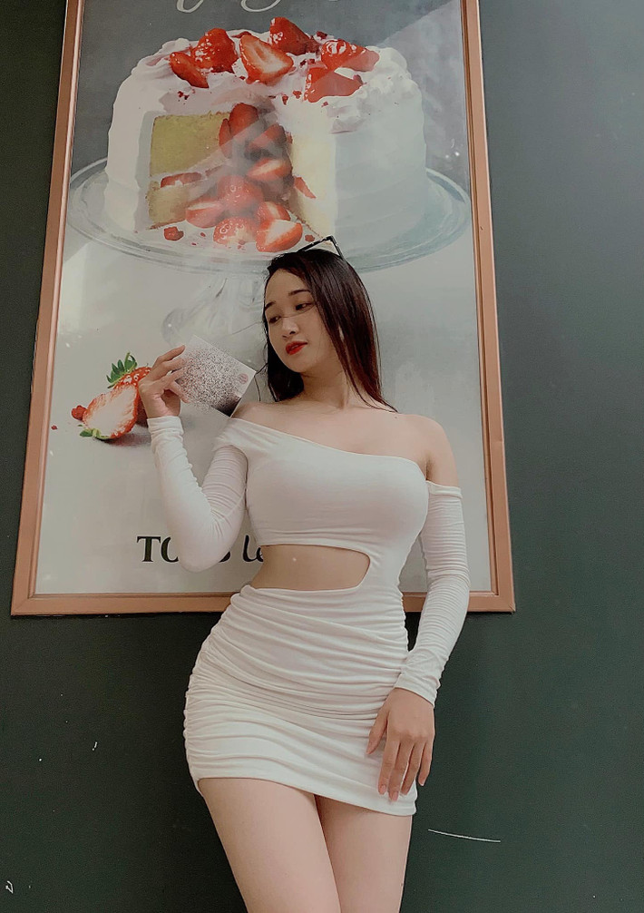 Sau khi Squat xong, Phương Thảo sẽ chuyển sang các bài tập kết hợp dụng cụ như tạ bình vôi, tạ đĩa, tạ bình vôi và Hip Thrust.