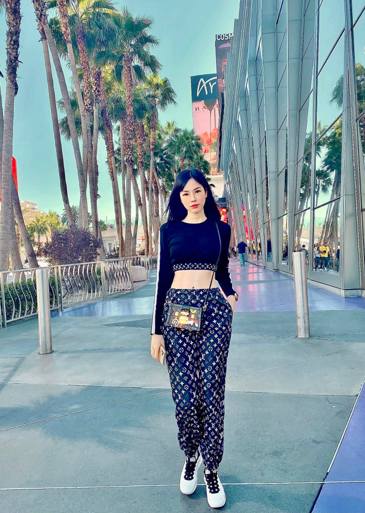 Phong cách từ nhà đến khi ra phố của cựu mẫu quê Bắc Ninh được khen là đơn giản nhưng vẫn hút mắt.