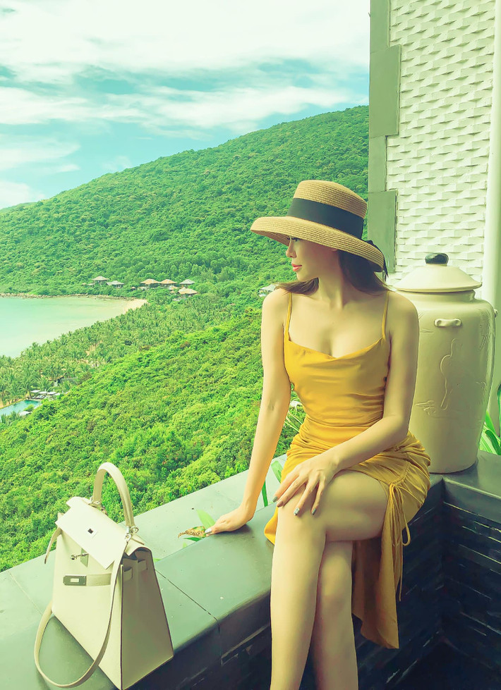 Khi đi du lịch, Đào Lan Phương chọn chiếc đầm hai dây cắt xẻ cực sexy.