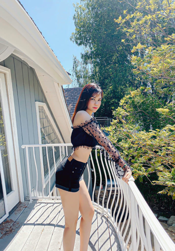 Cô nàng khéo khoe eo thon khi phối áo trễ vai dáng croptop với quần short jeans. Ảnh: FBNV.