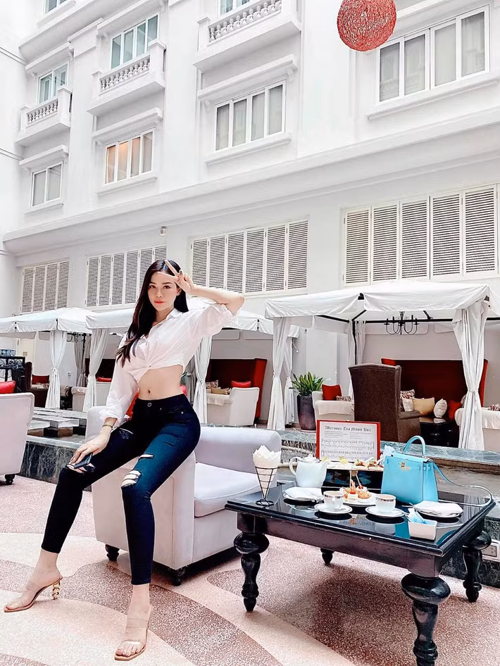 Đào Lan Phương biết rõ lợi thế hình thể của mình nên thường xuyên phô diễn 3 vòng với các kiểu áo croptop khoe eo hay váy ngắn gợi cảm.