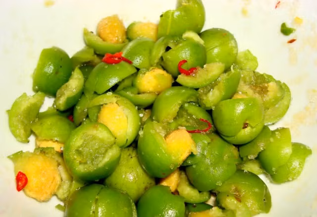 Những trái mơ tuy không thể trở thành món quà vặt để lai rai mỗi ngày, nhưng chỉ cần bà nội trợ tỉ mẩn với đường là thế nào cũng có một bình mơ ngâm tuyệt ngon để giải nhiệt của ngày hè nắng nóng.