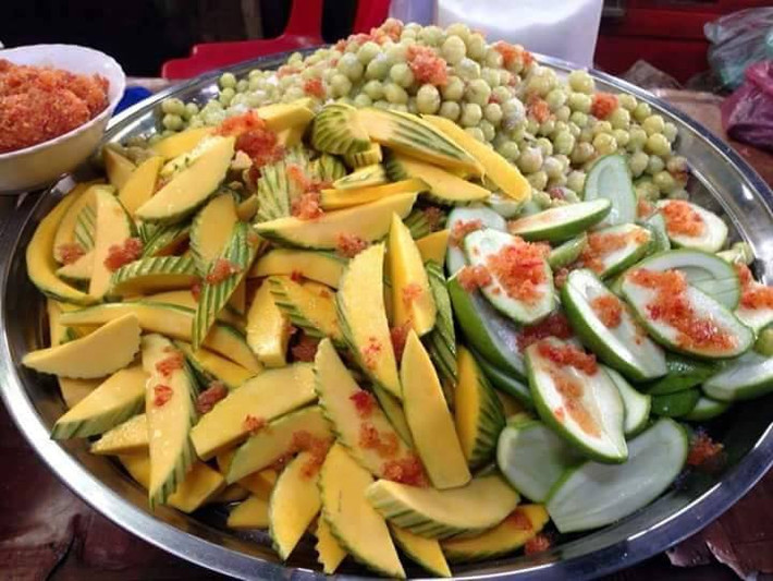 Xoài xanh: Loại quả chua này chỉ cần gọt nhỏ, thái lát mỏng rồi chấm muối là được ngay món quà vặt siêu ngon.