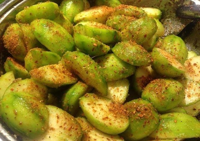 Để làm cho đa dạng, người ta có thể ngâm cóc với đường hay chế biến thành món cóc lắc từng gây “điên đảo” giới trẻ một thời. Ăn cóc xanh dễ ê răng nhưng một khi "tín đồ" ăn vặt đã nhập cuộc rồi thì khó mà dứt ra được. Ảnh: Internet.