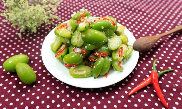 Nhót: Những quả nhót xanh non đã vô cùng quen thuộc với người dân miền Bắc. Loại quả chua này thường xuất hiện vào thời điểm cuối xuân, đầu hè.