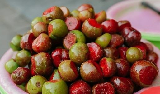 Mận hậu đúng vụ, trái có khi to như nắm tay trẻ con, vỏ đỏ, ruột đỏ thẫm, khi cắn một miếng thấy rõ vị chua chua, ngọt ngọt tứa ra từ thịt quả. Mận hậu có thể ăn không, chấm muối ớt hoặc làm mận dầm đều ngon không cưỡng nổi.