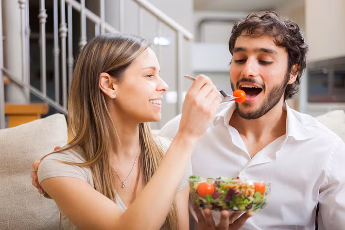  Siêu thực phẩm dành cho nam giới: Đầu tiên là cà chua. Siêu thực phẩm này chứa một loại carotenoid có nguồn gốc thực vật tên là lycopene có đặc tính chống oxy hóa. Sắc tố thực vật này làm cho cà chua có màu đỏ và có thể giúp giảm nguy cơ ung thư tuyến tiền liệt ở tuổi già và kiểm soát huyết áp cao.