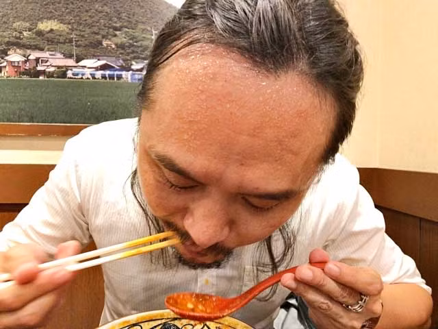 Mặc dù tên và bề ngoài của món mỳ này đã nói lên tất cả hương vị của nó, thế nhưng vẫn có rất nhiều người bất chấp muốn thưởng thức dù chỉ 1 lần.