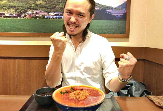 Mì cay cấp độ 100: Mặc dù phong trào mỳ cay nhiều cấp độ không thịnh hành tại Nhật nhưng nơi này lại khiến cho tất cả mọi người đều sửng sốt khi có một món mỳ udon cay cấp độ 100. Món mỳ này nằm trong Marugame udon, đây là chuỗi nhà hàng mỳ nổi tiếng nhất ở Nhật Bản.