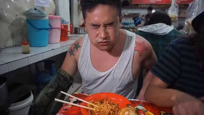 Đầu bếp người Anh Ben Sumadiwiria đã bị điếc trong 2 phút sau khi thưởng thức món mỳ cay nhất thế giới được chế biến từ 100 quả ớt hiểm nghiền nát. Món mỳ siêu cay này có tên “Deat Noodles” (mỳ cay tử thần).