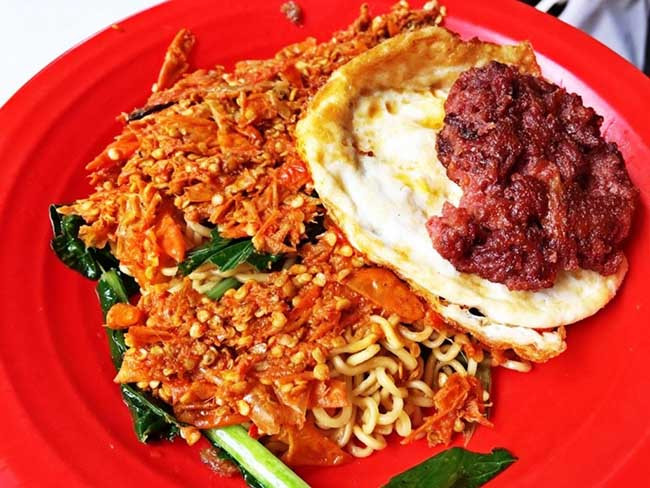 Mỳ cay tử thần thực ra có nguồn gốc từ mỳ Indomie, một loại mỳ ăn liền được sản xuất tại Indonesia. Người ta thường thấy mỳ Indomie được phục vụ tại các quán cà phê ở Jakarta, mỗi nơi sẽ có một phong cách ẩm thực riêng. Tuy nhiên, có một biến thể của nó được gọi là Mie Goreng Pedas Mampus, được biết đến nhiều hơn với cái tên “mỳ cay tử thần”.