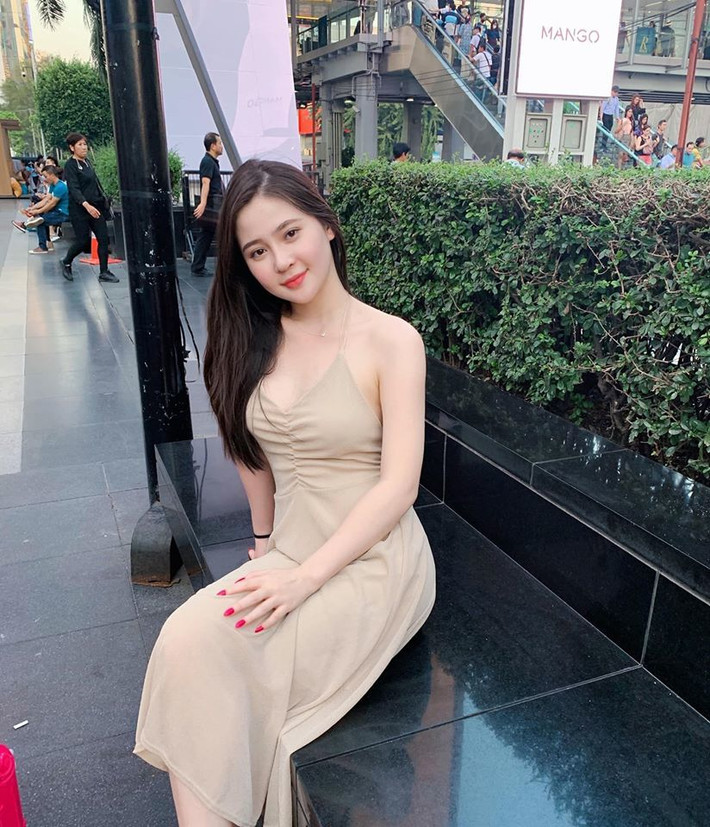 Làn da trắng nõn của Thái Thảo Nguyên được tôn lên trong chiếc đầm màu nude tôn dáng.