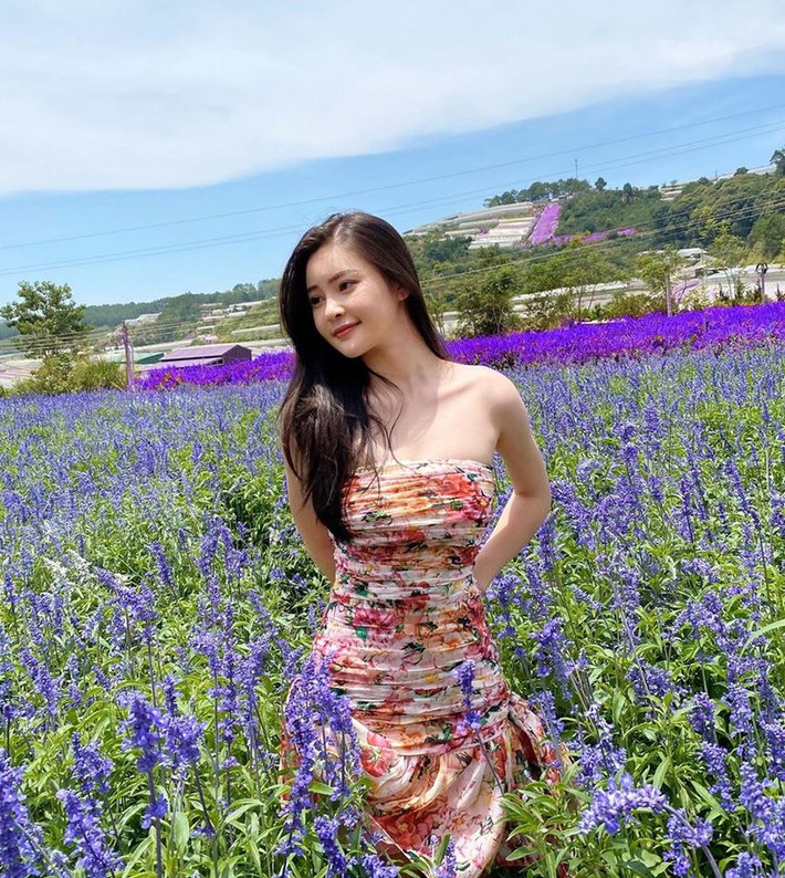 Khi đi chơi, người đẹp sinh năm 1998 diện các kiểu đầm bó sát khoe body gợi cảm.