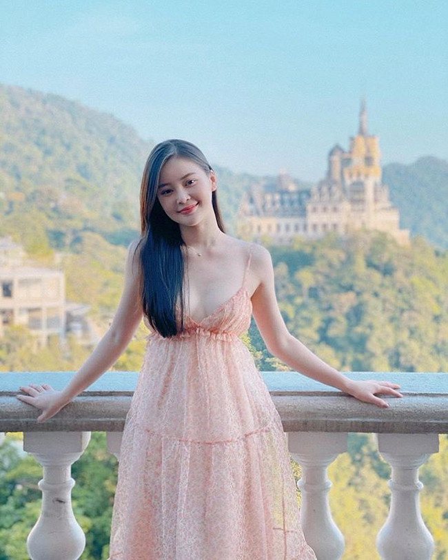 Cách ăn mặc vừa nữ tính vừa gợi cảm của người đẹp Đà Nẵng khiến nhiều chàng trai mê đắm. Ảnh: IG, FB.