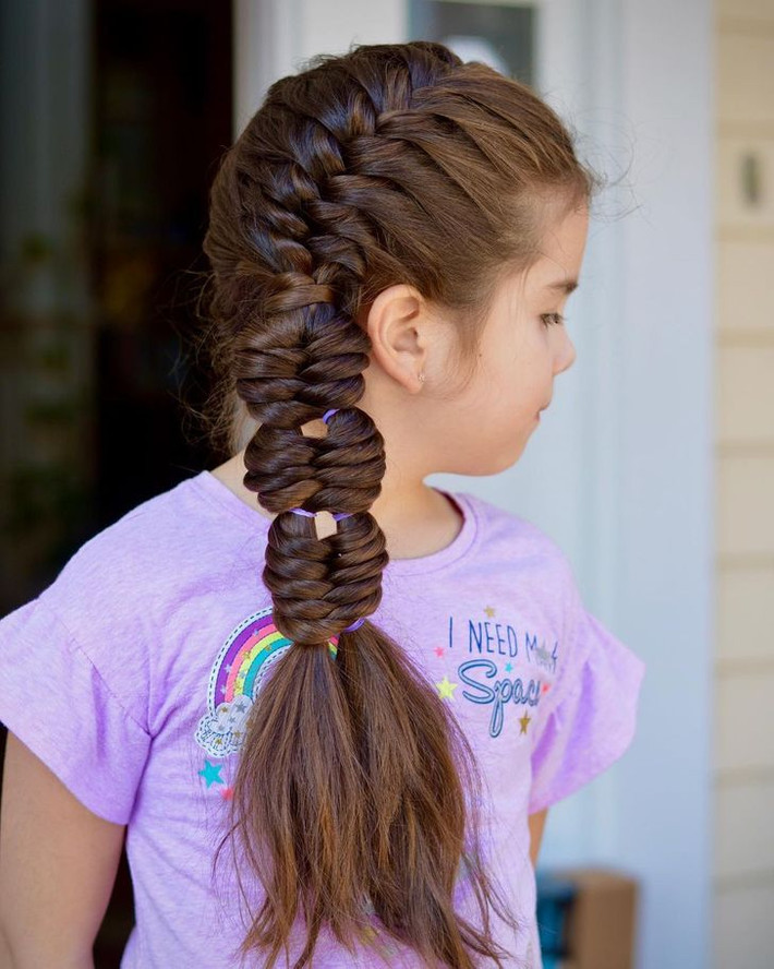 Lúc đầu, Mariya đã dành khoảng 1 giờ để thực hiện một số bím tóc phức tạp.