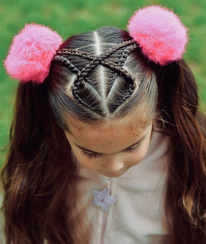 Mariya có 2 con gái, là bé Briana (8 tuổi) và Ariana (6 tuổi). Cô luôn mong muốn tự tạo nên những kiểu tóc tết dễ thương trên mái tóc của con mình thay vì những kiểu tóc búi hoặc tóc đuôi ngựa thông thường.