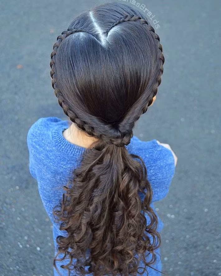 Bà mẹ 2 con thường tết tóc cho các cô con gái vào mỗi buổi sáng trước khi chúng đến trường. Mất từ 10-20 phút cho mỗi kiểu.