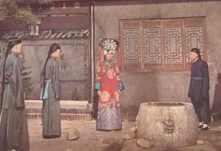 Trân Phi không chỉ thông minh, xinh đẹp mà còn thẳng thắn, bộc trực. Thậm chí, sủng phi của vua Quang Tự nhiều lần đối đầu với Từ Hy Thái hậu. Do được nhà vua che chở nên Từ Hy Thái hậu không thể trừng trị Trân Phi.