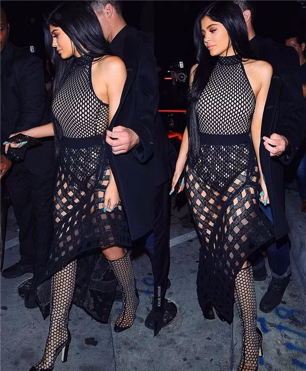 Kylie "thiêu đốt" những ánh mắt xung quanh khi diện trang phục đen lưới xuyên thấu.