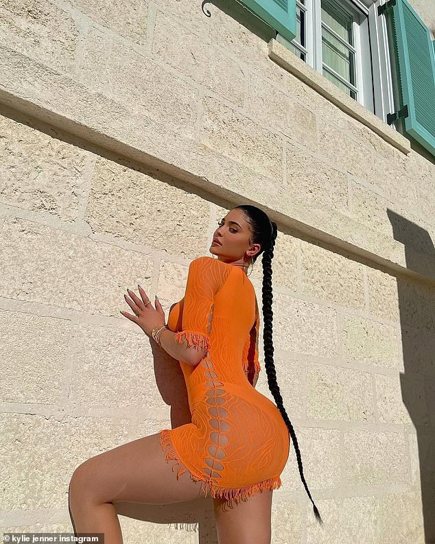 Mỹ nhân sinh năm 1997 sở hữu body dáng đồng hồ cát cực "bốc lửa" và luôn mặc trang phục xuyên thấu phô tối đa lợi thế hình thể.