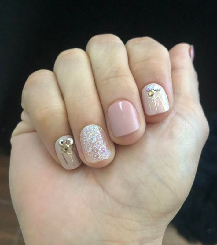 8. Chăm sóc tốt cho bộ móng mỏng manh: Muốn có bàn tay trẻ trung, móng tay cũng cần được chăm sóc tốt. Vì vi khuẩn và nấm có thể gây nhiễm trùng trên da của bạn, nên hãy cân nhắc bỏ thói quen cắn móng tay. Do đó, hãy cắt tỉa móng tay gọn gàng để có đôi tay trẻ trung hơn. Ảnh: BS.