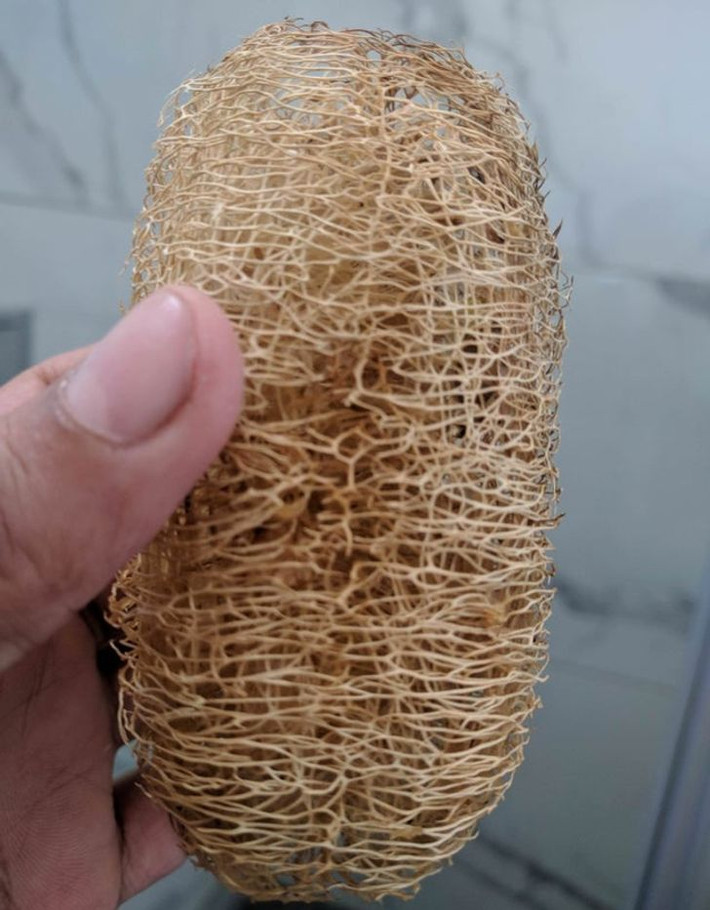 4. Cải thiện vẻ ngoài của đôi tay bằng cách tẩy tế bào chết: Để độ ẩm thấm vào da, điều quan trọng là phải loại bỏ lớp da thừa trước khi dưỡng ẩm cho tay. Làm ướt tay bằng nước ấm và dùng bàn chải hoặc xơ mướp (loại tự nhiên an toàn hơn cho môi trường) để mát xa da nhẹ nhàng theo chuyển động tròn rồi rửa sạch. Sau đó, hãy thoa kem dưỡng ẩm lên tay.