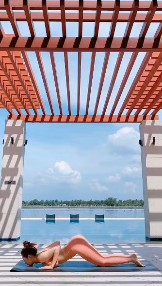 Đặc biệt, Chi Pu còn theo đuổi bộ môn yoga để giữ dáng. Thậm chí, cô còn gây sốt gần đây khi quay video thực hiện động tác yoga điêu luyện trong trang phục ôm dáng.