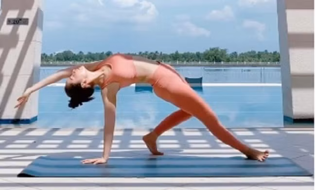 Để giữ được thân hình nóng bỏng gợi cảm, nữ ca sĩ tập trung vào việc tập luyện và ăn uống lành mạnh.