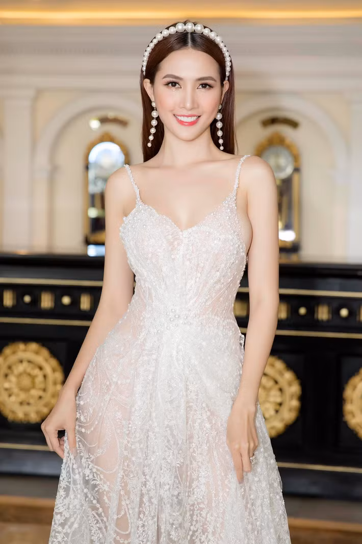 Chiếc đầm xuyên thấu hai dây của Phan Thị Mơ thu hút mọi ánh nhìn của mọi người.
