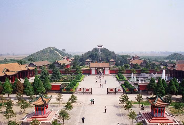 Mậu Lăng của Hán Vũ Đế có kiến trúc bề thế với chiều cao 46,5m và trải dài trên phạm vi rộng 60.000 m2. Theo ước tính, hàng chục ngàn công nhân thi công lăng mộ trong suốt nửa thế kỷ. Do đây là một công trình quan trọng được Hán Vũ Đế đặc biệt chú trọng nên hàng trăm quan chức phụ trách giám sát công trình sinh sống ở khu vực gần đó để thuận tiện cho công việc.