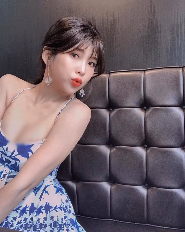 Ula Shen trong một lần hiếm hoi diện trang phục khoe vòng một.