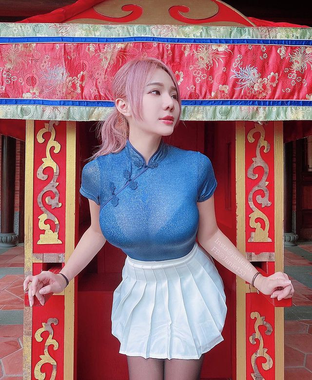 Trên trang cá nhân Instagram, Janie Lin thường xuyên đăng tải những hình ảnh xinh đẹp, gợi cảm, thu hút được hơn 1,75 triệu người hâm mộ, theo dõi.