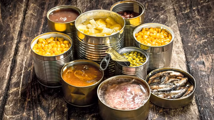 Thứ ba, đồ ăn đóng hộp, tổn thương não bằng chất phụ gia + muối. Nhiều thực phẩm đóng hộp do nhà sản xuất thiếu đạo đức thường cho thêm một số chất tạo màu, tạo vị hoặc sử dụng nhiều muối.