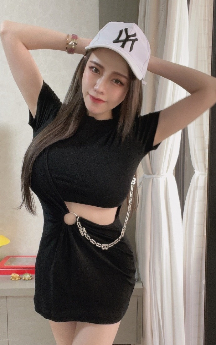 Có rất nhiều lần, hot girl họ Trương nhờ hở bạo mà khiến cư dân mạng xôn xao. Cô nàng cũng phải nhận về nhiều "gạch đá", chỉ trích cô khoe thân để được nổi tiếng hay kiếm tiền bằng thân thể.