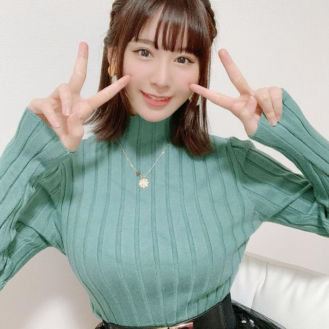 Tuy nhiên, dù diện phong cách gì, Hinata Aoi cũng đều khoe được dáng vóc gợi cảm và vòng một siêu khủng của mình.