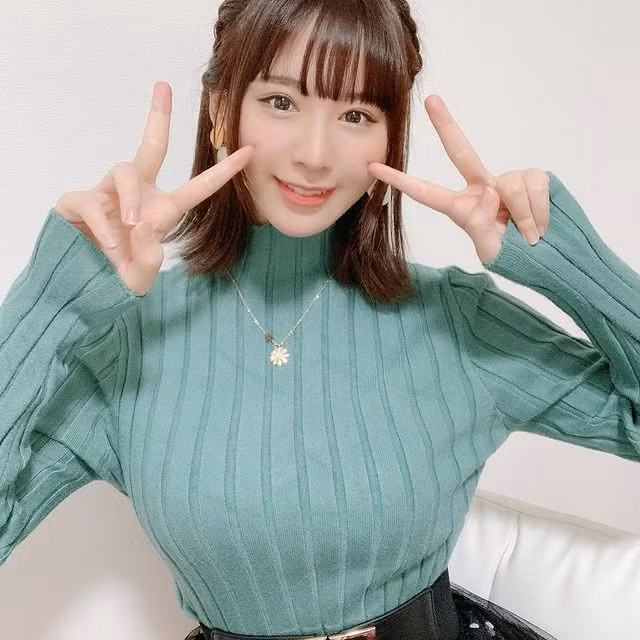 Tuy nhiên, dù diện phong cách gì, Hinata Aoi cũng đều khoe được dáng vóc gợi cảm và vòng một siêu khủng của mình.