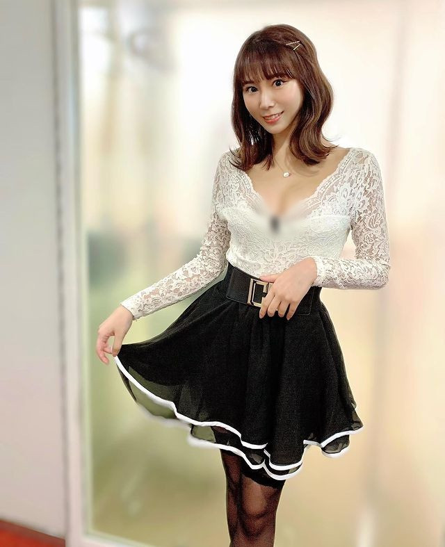 Hinata sau đó cũng bị nhiều cư dân mạng "ném đá" vì màn khoe thân trá hình, phản cảm, tuy nhiên cô nàng cho biết mình sẽ không gỡ ảnh bởi vì cô không vi phạm tiêu chuẩn cộng đồng.