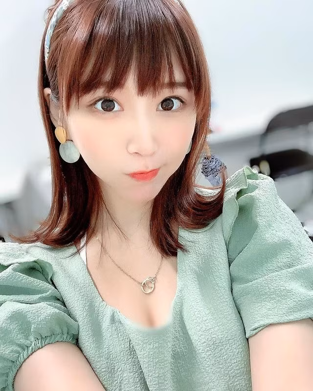Trước đó cô nàng đã nổi tiếng là hot girl ngực khủng, sở hữu vòng một lên tới cup G nên thường tận dụng lợi thế ngoại hình và khoe dáng trong những bộ trang phục mát mẻ.